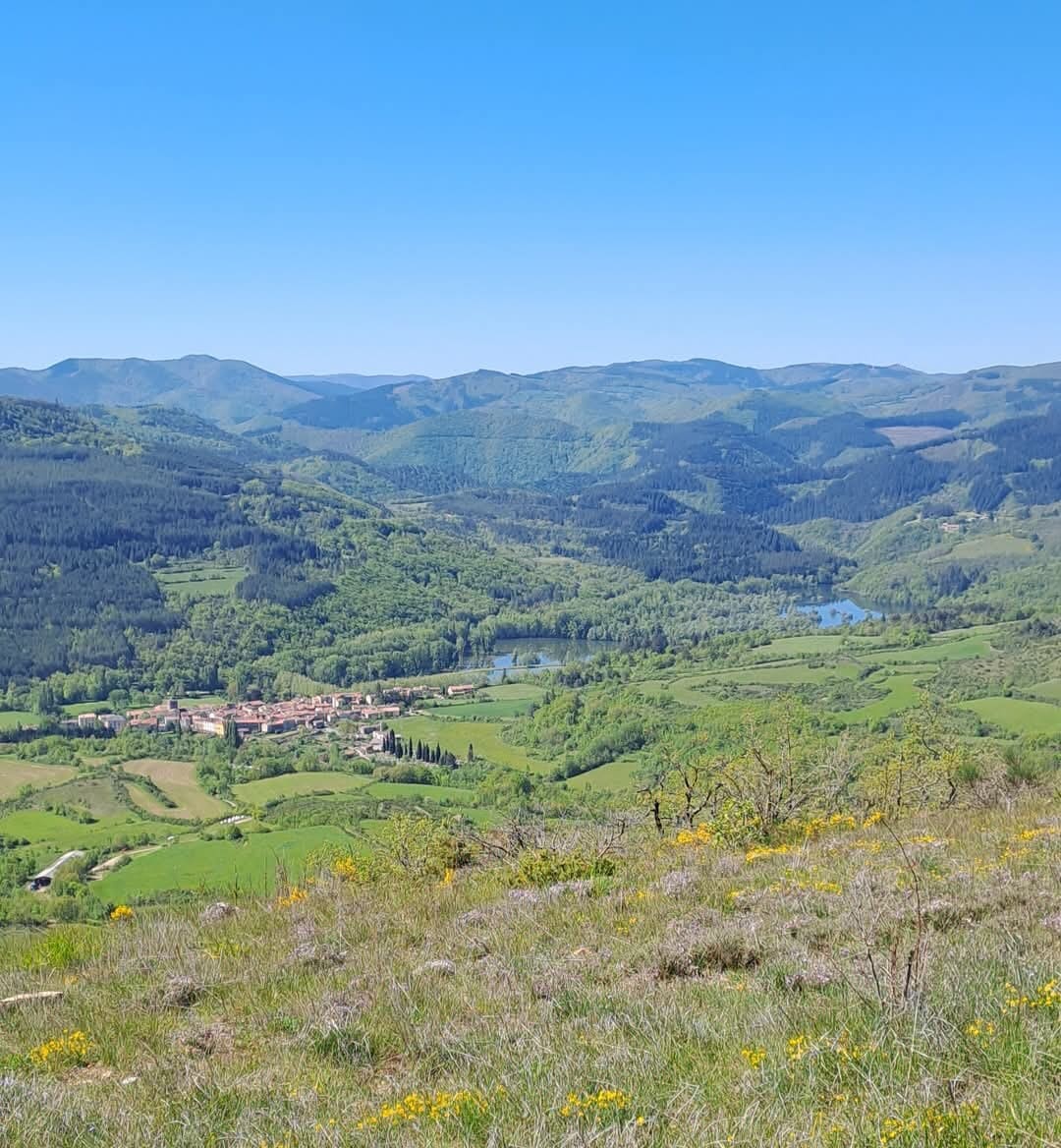 Le village de Ceilhes-et-Rocozels dans sa vallée verdoyante, vu depuis les hauteurs