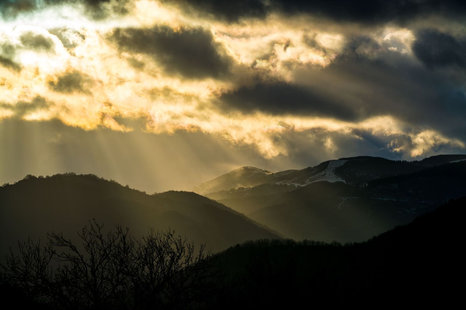 Percée de lumière dorée sur les monts